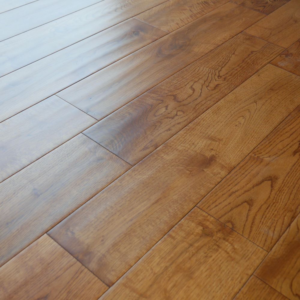 Windsor Golden Hand Scraped Oak Wood Flooring 18 x 125 (mm) - homes-and-floors